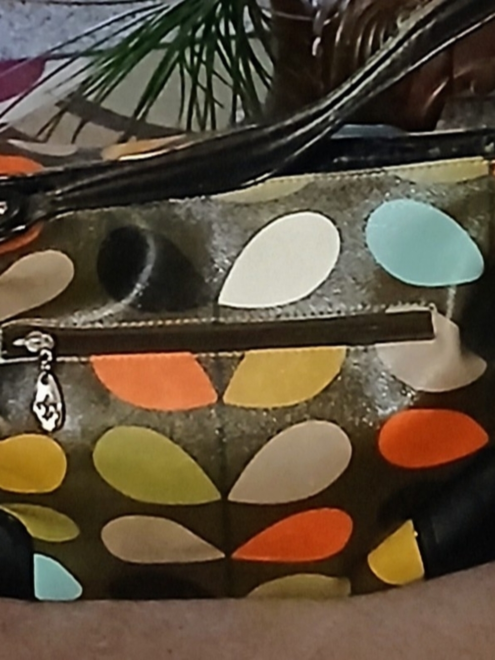 Colorful Leaf-Pattern Shoulder Bag in Black
